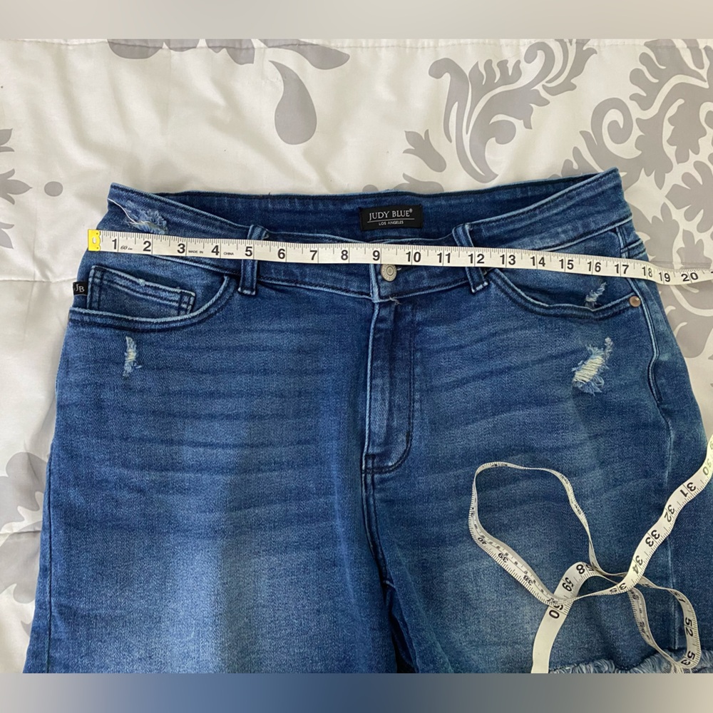 Judy Blue Blue Jean Shorts with Frayed Hem and Distressed Look - Picture 4 of 8